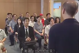 大叔出来做自我介绍，这牛吹得都上天了，老师对此很不屑