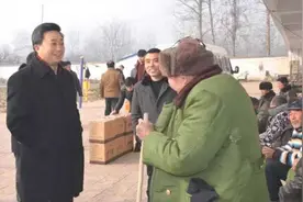 张弓老酒敬老院里送祝福图片