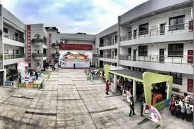 现在孩子都不能少的仪式教育，就从给萌娃戴上绿领巾开始！图片