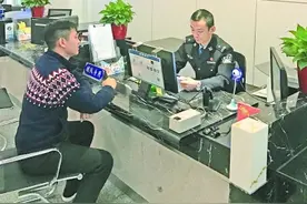 在武汉办事越来越便捷 办一个证从要一沓纸到一张纸可办三个证图片
