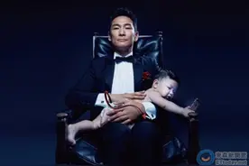 54岁杜德伟与2个月大爱子合照 小宝宝酒窝超像爸爸图片