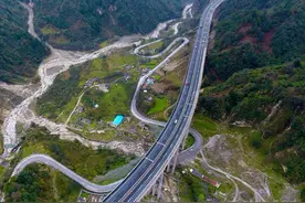 鸟瞰雅西高速上壮丽风光 险峻之势实属罕见图片