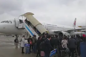 突发！东航赴广州航班飞行途中氧气面罩脱落 现已备降南昌视频封面