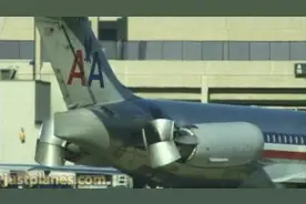 拍客：机场牵引车忙不过来，实拍尾吊式飞机利用反推装置倒车过程视频封面