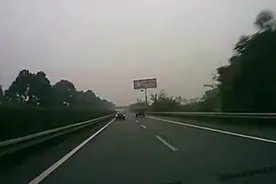 高速路上引擎盖突然翻起，看老司机怎么解决视频封面