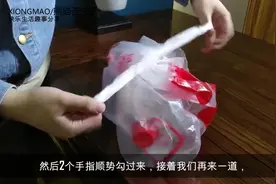超市导购教的袋子封口打结法，系的牢固解开轻松，一起来学起来吧