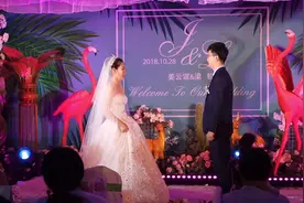 #婚礼 夫妻对拜，谁先抬头，谁买菜；谁先抬头，谁做饭；谁先抬头，谁管钱。哈哈，前两项都是新郎先抬头。