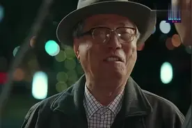 老爸把儿子从穷酸小伙改造成大帅哥，给人眼前一亮，帅到犯规！视频封面