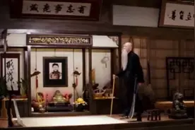 黑人自称半个中国人，跟成龙进武术馆后被吊打遭嫌弃视频封面