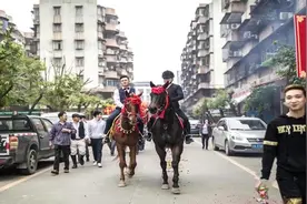 广州：情侣举行中式婚礼 新郎穿长褂骑大马来娶亲