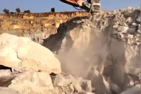 世界上最大的挖掘机破碎锤采石场作业，号称终结者，谁能挡我？视频封面