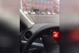 驾校教练指导 信号灯直行左转同时亮的情况下，左转弯要注意视频封面