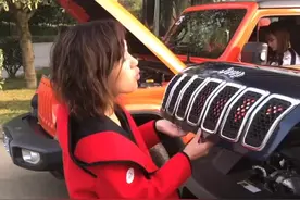 喜欢开引擎盖的女人真心不多见#jeep车 #牧马人出没 #jeep自由光视频封面