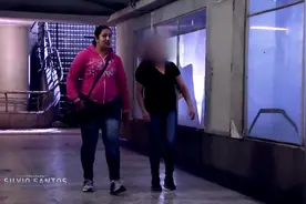 国外爆笑街头恶搞：男子夜晚公交站吓人，路人被吓赶紧逃跑视频封面