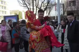 新郎正抱新娘下车进酒店，谁配的这首歌，真好听视频封面