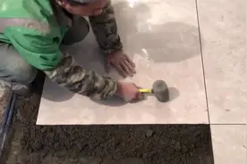 装修我是专业的，让大家看看地砖怎么贴，能够整齐漂亮又结实视频封面