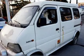 河南一“僵尸车”被塞进假人！路人都被吓得魂飞魄散图片