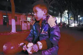 男孩想让警察爸爸吃上热包子图片