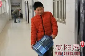 小男孩帮助爸爸送水图片