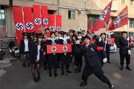 台湾学生竟高举纳粹旗参加校庆 台媒：历史教育失败图片