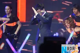 张杰参加BTV跨年歌会 状态不佳洒泪道歉图片