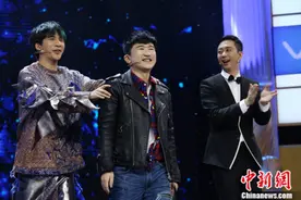 遭张大大狂呛 大张伟当场跪地求饶图片