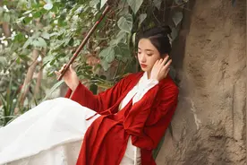 小说：小伙抓住美女足心发功，她痒得大笑，小伙却说是在给她疗伤图片