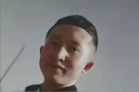 海东急寻：16岁男生失联，穿黑色夹克衫、红褐色条纹裤子图片