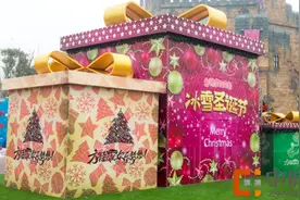 震惊！巨型圣诞礼物盒惊现郑州方特！图片