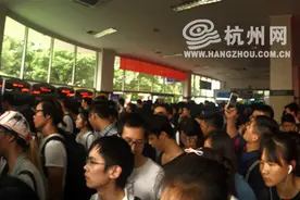 别了，排队取票！杭州网购汽车票可刷身份证上车图片