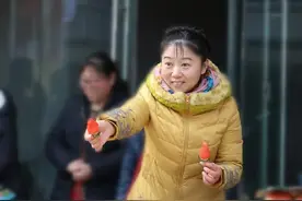 「从严治党看变化」好暖！这个广场上卖草莓的大嫚，是咱青岛市妇联的“第一书记”！图片