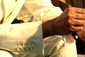 在手上敲了两下，就是在发暗号视频封面