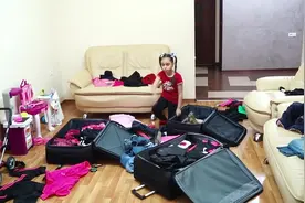 顽皮的妹妹总是把家里弄得一团糟，姐姐来打扫房间把她照顾妥妥的视频封面