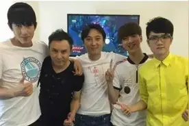 昨晚小智复出直播一言不合，就和PDD撕，到底是谁雇水军？