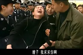 警官壮烈牺牲身怀六甲的妻子悲痛欲绝的情景让人潸然泪下