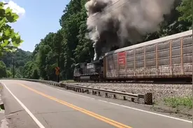 这什么火车，烟囱里一会冒烟一会喷火的，污染环境