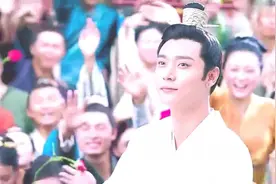 白衣男子向女子扔了一枝花，结果被女子骂他轻薄，还回了份大礼视频封面