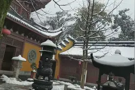 杭州灵隐寺上面，藏着一座网红寺庙，这里是看西湖雪景绝佳观景台视频封面
