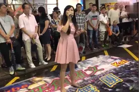 香港旺角街头义演，美女歌手冰冰登台表演，吸引众多路人现场围观视频封面