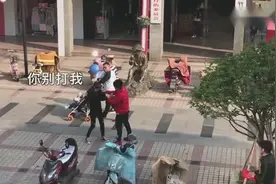 你会帮助一个被男朋友暴打的女生吗？中国街头测试！检验真实人性视频封面