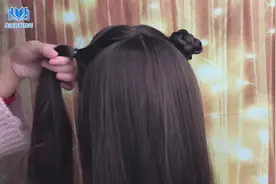 教大家扎一款适合小女孩的三丸子头发型，清新又可爱