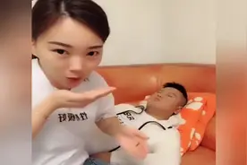 女子给老公做面部保养，涂上口水直接抹脸上，太过分了！视频封面