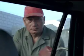 女司机去加油，撞破手用血写下110，加油站员工立马就明白了视频封面