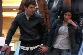 搞笑一锅烩，老外模仿中国的电梯摸手视频，妹子捂脸有点害羞视频封面