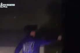 客人晚上到李孝利家，看到门口的路灯都感叹，真酷啊！