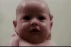 女子在产房生孩子，用力过猛婴儿直接飞出产房，滑出十几米远！视频封面