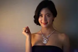 韩国美女李成敏CLARA拍摄花絮，其实超级可爱的，必杀技咬嘴唇！视频封面