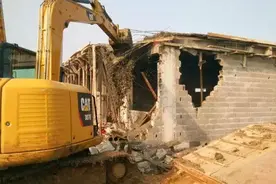 峄城阴平镇：拆除违建800余平方 打响今年违建拆除“第一枪”图片