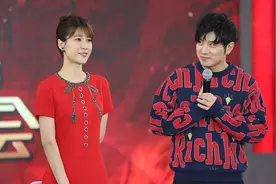 悦悦红裙执麦BTV春晚发布会 李晨求 “同框”图片