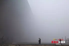 大雾锁城，泰城一女子骑电动下夜班迷路4小时！泰安境内高速全部封闭，汽车站200多条线路延时……图片